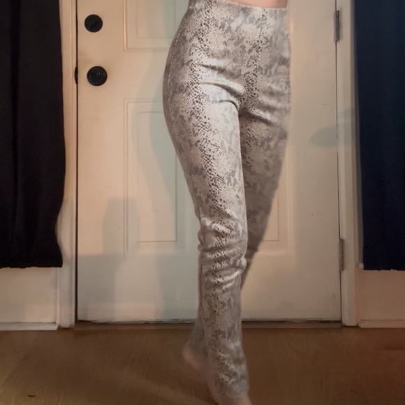 Snakeskin Pattern Faux Suede Legging Pant - Picture 10 of 10